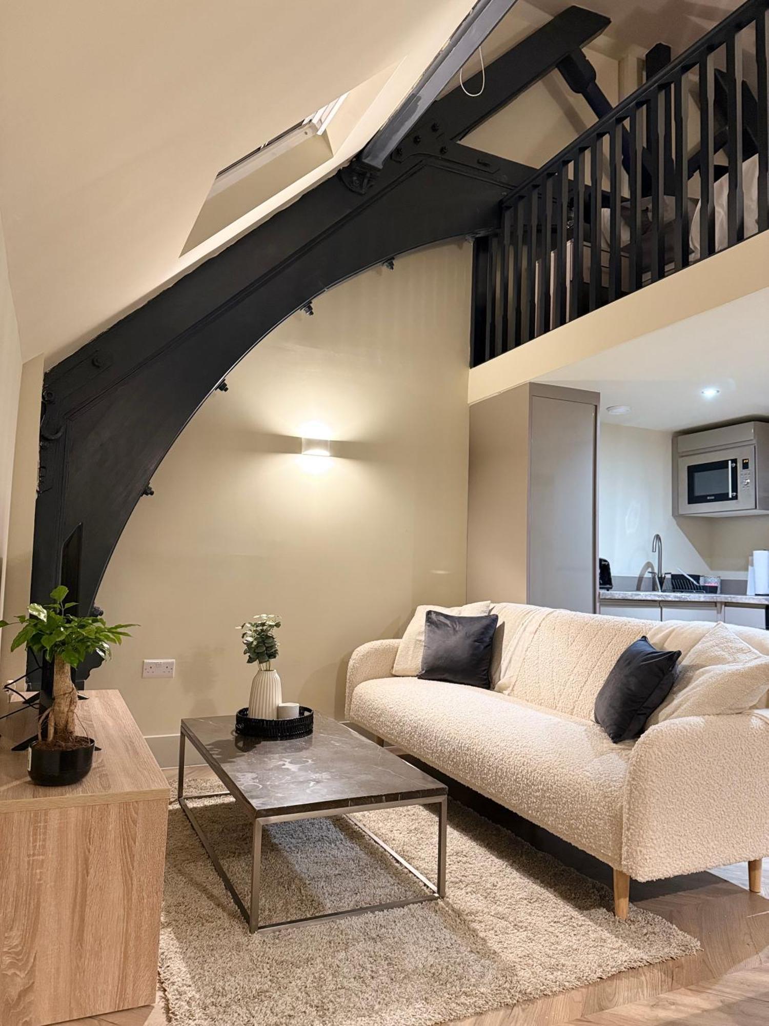 Cosy Mezzanine Leeds Centre Apartment